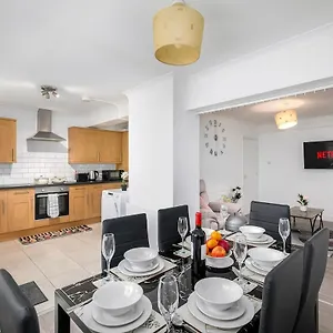 Holiday home Spacious 4-bedroom Family Near Wembley