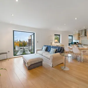 Charming Modern Flat In Battersea Apartment London