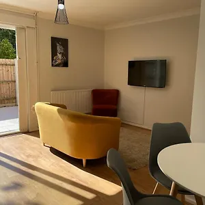 Colourful 4 Bedroom - Mile End - Central, Hammersmith & And District Lines Holiday home London