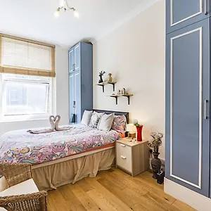 Private Homely Bedroom In Kensington R2 *