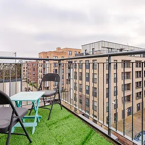 Modern 2 Bed Flat With Balcony, Easy Access Apartment