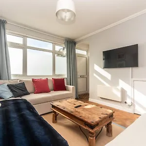 Pass The Keys Elegant Spacious Flat With Large Patio - Short Walk To Trains Apartment
