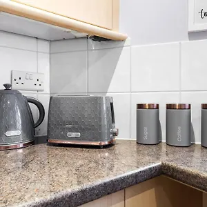 Stunning & Immaculate London 2-Bed-King Bed-25 Percent Off Long Stays-Sleeps 6- Parking Available!