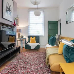 Chic 1-bed Garden Flat, London, Convenient For Tower Bridge, Great Public Transport Apartment London