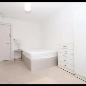 3-bedroom House In Quiet , & Location * Southgate
