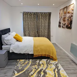 Modern One Bedroom Flat With Private Back Garden * Norwood