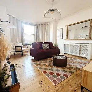 Colney Hatch Lane - Spacious 2-bed 2-bath With Private Garden Apartment London