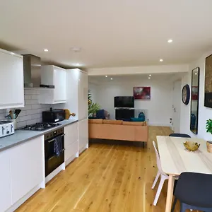 London Gorgeous Two Bedroom Apartment *