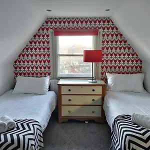 The Camden Chic Townhouse - Accommodates 14 Guests