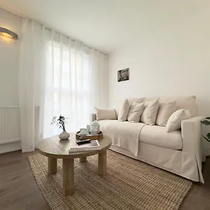 Chic Marble Arch With 100 Inch Cinema & Premium Mattress, By The Design Traveller Apartment *