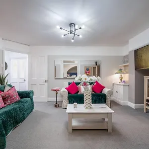 Niru Experience Chelsea Oasis With Courtyard *