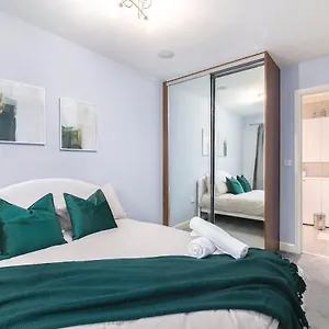 Holiday home 4bed In Ealing With Parking - 5 Mins Drive Away From Ealing Broadway *