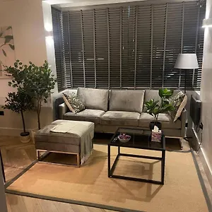Nw119sg-modernapt-2guests-2br-1minhighstreet Apartment London