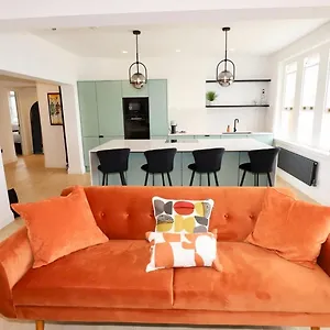 Newly Refurbished W/ River Views Apartment