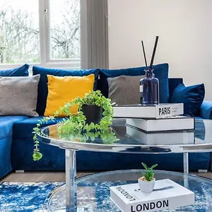 The Blue Hideaway - Spacious Battersea House With Private Garden Apartment London