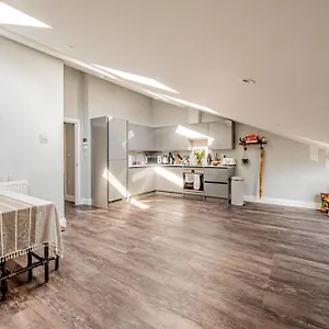Peaceful 2-bed Flat In London