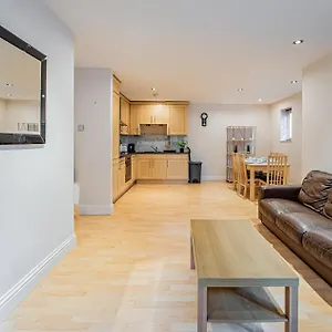 Homely 2 Bedroom Flat Near Tower Bridge Apartment