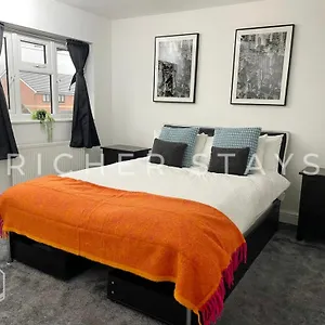 Holiday home Spacious 4-bedroom Home, Driveway & Garden