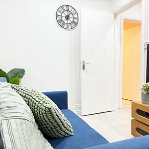 Apartment 25 Mins To With Free Parking & Large Garden London
