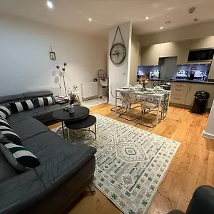 Balcony Breeze Modern 2-bedroom * Edgware