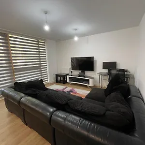 Apartment 2br-sleeps4-parking-balcony-nearcitycentre London