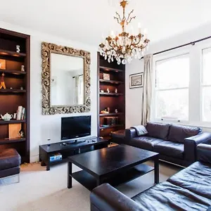 3 Bedroom Spacious And Bright Apartment *