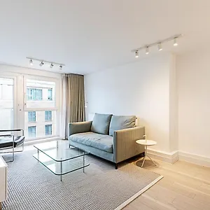 Comfy 2-bedroom With Balcony