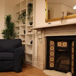 Stylish One Bed Flat In Brook * London