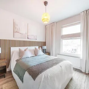Modern Apartment *