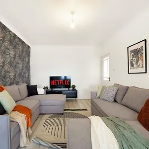 Spacious House In Wembley - Sleeps 14 Holiday home *
