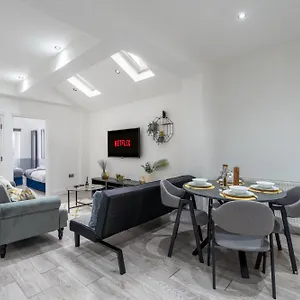 Spacious & Comfortable 3-bedroom Retreat In Nw10 *