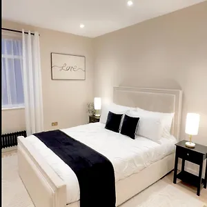 Luxury 2br Gold Morden (Greater London)