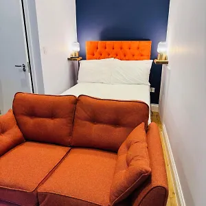 Leicester Square 2nd Floor Apartment *