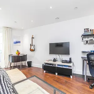 Chic Sun-filled 1 Bdr With Private Terrace Apartment London