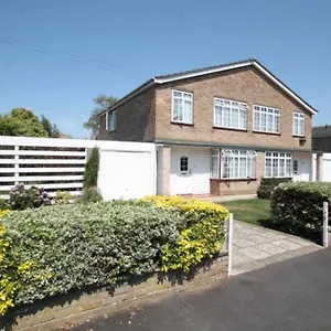 Nicely Decorated 3 Bedroom House Near Heathrow, London