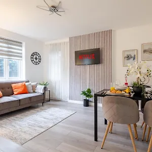 High Trees Place - 2 Bed Ground Floor Flat With Free Parking Apartment