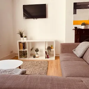 Iconic Location 3 Bed 2 Bath Flat Near Regents Park London