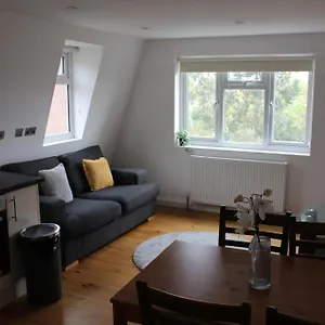 Apartment 1 Bedroom, Sleeps 5, 30 Minutes To Centre