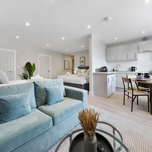 London Retreat - 20min To London
