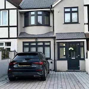 Private With En-suite Bus Stop Outside - East Croydon Tain Station 10 Mins Away