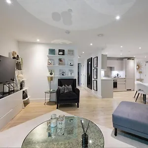 Luxury Boutique Designer Apartment- Tube Access- Zone 1 London