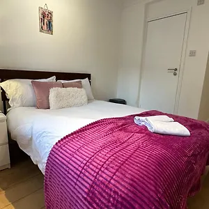 Economic Hotel-like Room, En-suite Sheperds Bush * London