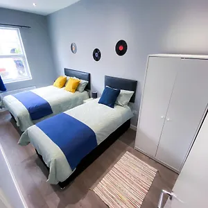 Modern 1 Bedroom Flat In Wood Apartment London