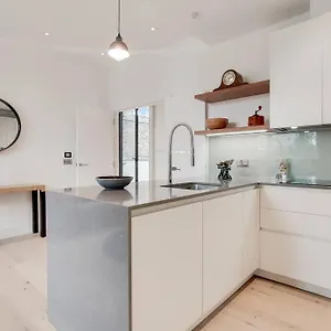 Apartment 13 Borough - Contemporary 1-bed, 1-bath In Borough London