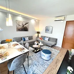 Park Lane Beautiful Family Apartment London