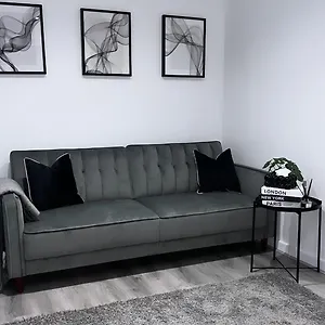 Newly Furnished Modern 1 Bed Apartment/w Balcony Apartment *