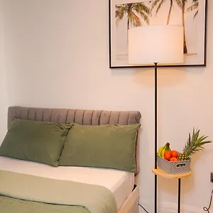 Apartment Prime 7 Mins Tube *