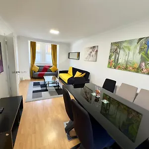 3 Bedrooms 3 Bathrooms Spacious House, Reception, Kitchen, Garden, Parking Apartment *