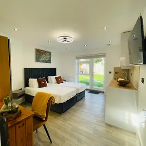 Homestay Tudor Close Nw9 8su *