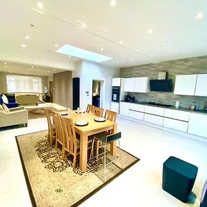 Luxury Five Bedroom House In London With Private Parking